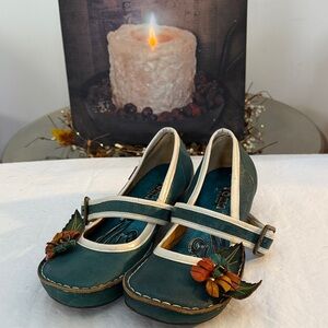 YOMA WOMANS LEATHER 9 Teal Mary Jane Shoes with Leaf Accents MADE IN ENGLAND